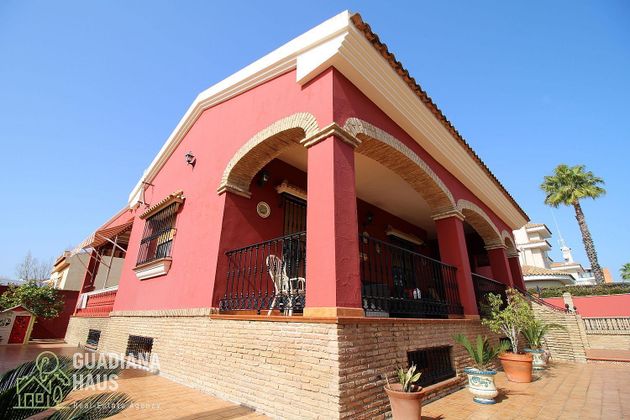 Foto 1 de Casa en venda a calle Granada de 4 habitacions amb terrassa i garatge