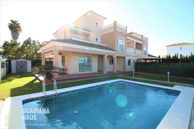 Foto 2 de Casa en venta en calle De Los Estorninos de 5 habitaciones con terraza y piscina