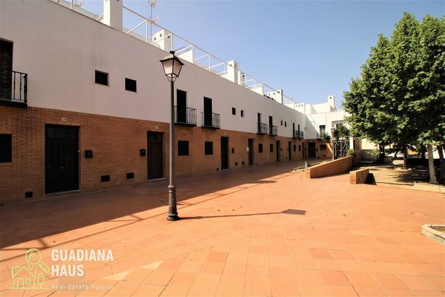 Foto 1 de Casa en venda a calle Hermanos Pinzón de 4 habitacions amb terrassa i garatge