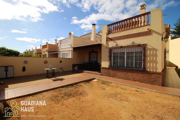 Foto 1 de Casa adosada en venta en calle Carlos Cano de 5 habitaciones con terraza y jardín