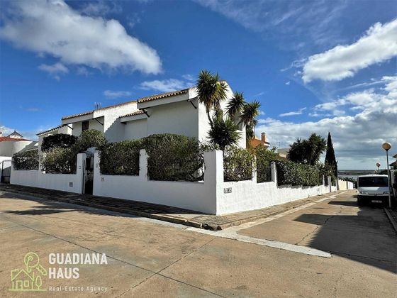 Foto 1 de Xalet en venda a calle De Los Sauces de 4 habitacions amb terrassa i jardí