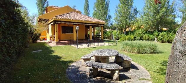 Foto 1 de Xalet en venda a Covaresa - Parque Alameda de 5 habitacions amb piscina i jardí