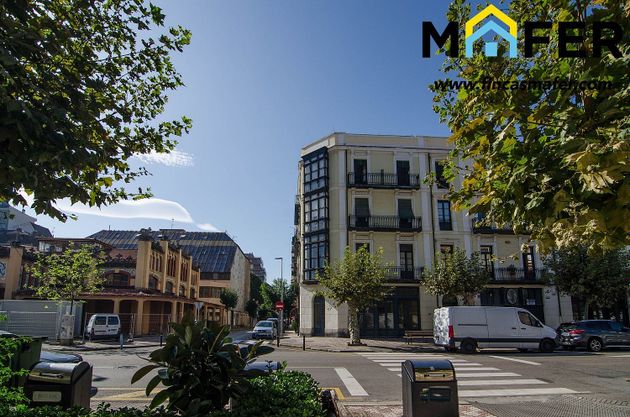 Foto 2 de Alquiler de piso en calle Menéndez Pelayo de 3 habitaciones con terraza y muebles