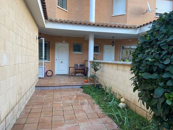 Foto 1 de Casa en venta en calle Carmen Martín Gaite de 3 habitaciones con terraza y piscina