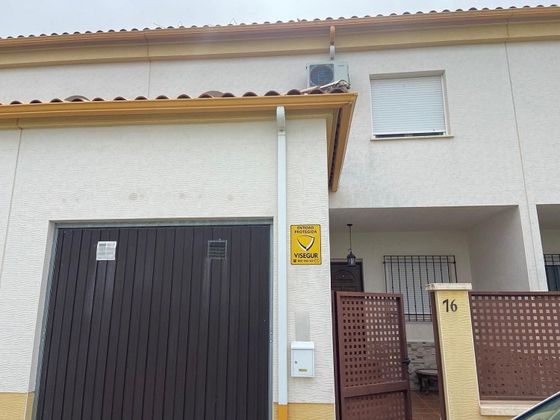 Foto 2 de Casa adossada en venda a calle Francisco Pizarro de 3 habitacions amb terrassa i garatge