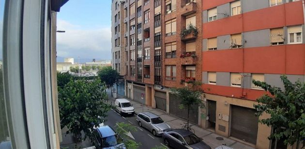Foto 1 de Piso en venta en Castilla - Hermida de 3 habitaciones con calefacción y ascensor