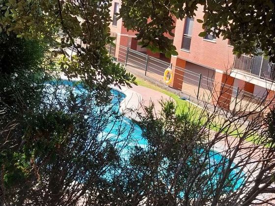 Foto 1 de Pis en venda a Santa Cruz de Bezana de 3 habitacions amb terrassa i piscina
