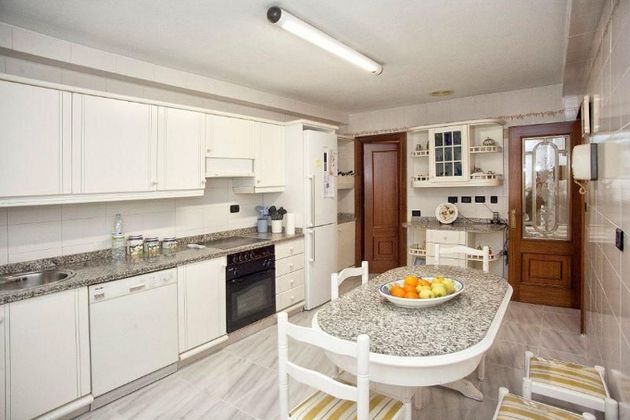 Foto 1 de Piso en venta en Zona Teatro Campoamor de 4 habitaciones con garaje y calefacción