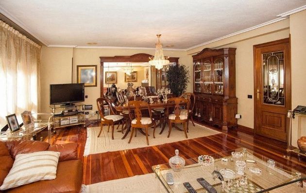 Foto 2 de Piso en venta en Zona Teatro Campoamor de 4 habitaciones con garaje y calefacción