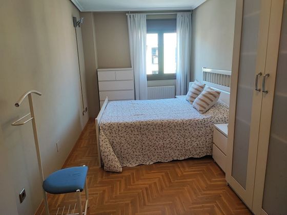 Foto 2 de Piso en alquiler en Milán - Pumarín - Teatinos de 4 habitaciones con garaje y muebles