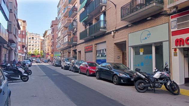 Foto 1 de Local en lloguer a calle Arias amb terrassa i aire acondicionat