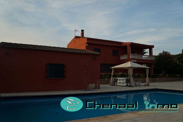Foto 2 de Casa adossada en venda a Este de 7 habitacions amb terrassa i piscina