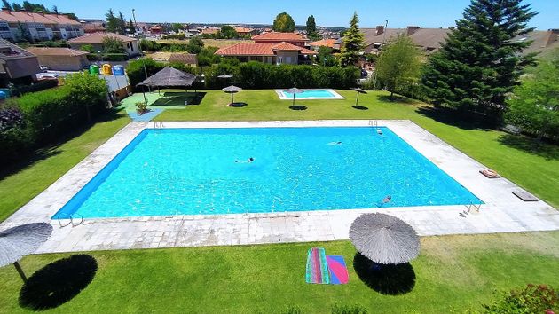 Foto 1 de Casa adossada en venda a Villamayor de 4 habitacions amb terrassa i piscina