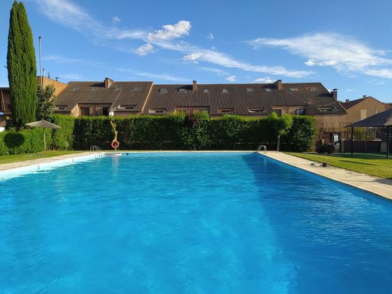 Foto 2 de Casa adossada en venda a Villamayor de 4 habitacions amb terrassa i piscina