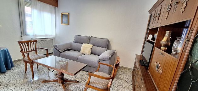 Foto 2 de Alquiler de piso en Carmelitas - San Marcos - Campillo de 3 habitaciones con muebles y balcón