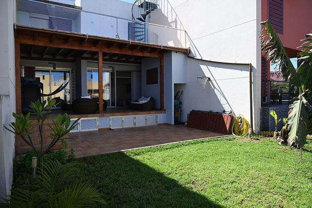 Foto 2 de Casa adossada en venda a avenida Los Pesqueros de 3 habitacions amb terrassa i piscina