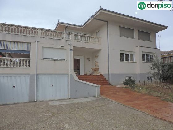 Foto 1 de Venta de chalet en Santa Marta de Tormes de 5 habitaciones con terraza y piscina