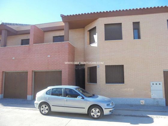 Foto 1 de Casa adossada en venda a Velada de 4 habitacions amb terrassa i garatge