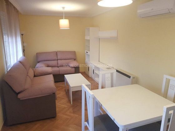 Foto 1 de Àtic en lloguer a Centro - Corte Inglés de 2 habitacions amb mobles i aire acondicionat