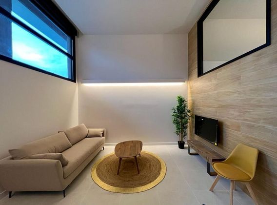 Foto 2 de Alquiler de estudio en calle Felisa Munarriz con terraza y muebles