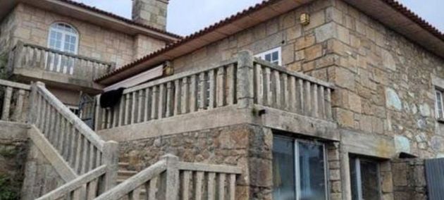 Foto 1 de Chalet en venta en Vilanova de Arousa de 6 habitaciones con terraza y garaje