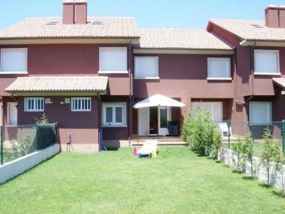 Foto 1 de Casa adossada en venda a urbanización Las Torres de 4 habitacions amb terrassa i piscina