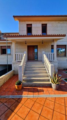 Foto 1 de Casa en venta en calle Xagobe Portas de 5 habitaciones con terraza y garaje
