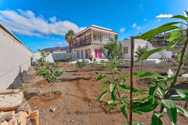 Foto 2 de Chalet en venta en Puerto de Santiago de 4 habitaciones con terraza y jardín