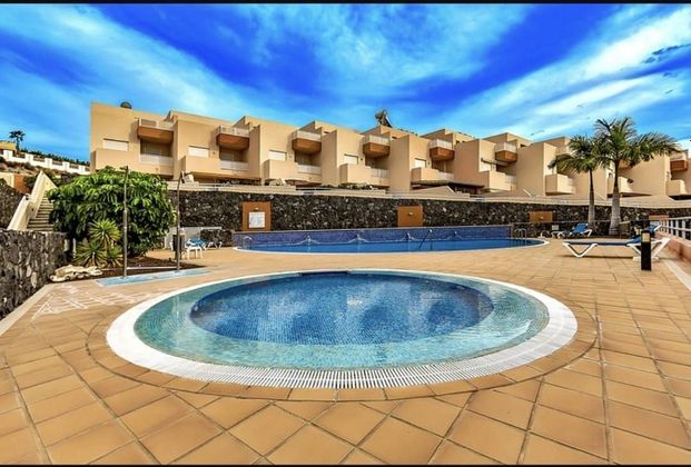 Foto 2 de Casa adossada en venda a Puerto de Santiago de 3 habitacions amb terrassa i piscina