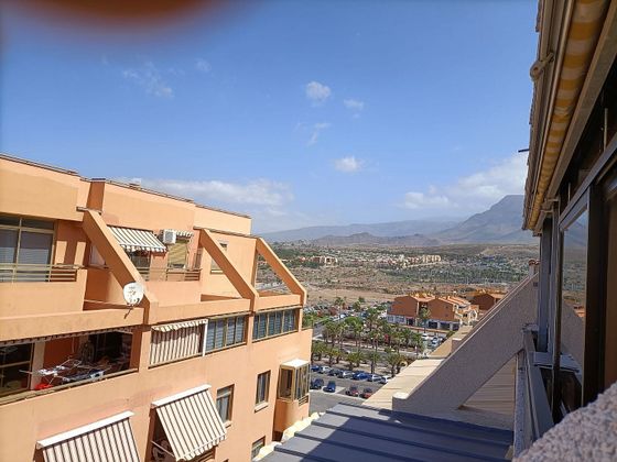 Foto 2 de Venta de ático en avenida Juan Carlos I de 2 habitaciones con terraza y balcón