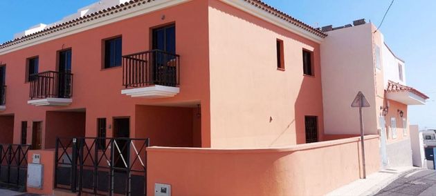 Foto 1 de Casa adossada en venda a calle Marrueco de 2 habitacions amb terrassa i jardí