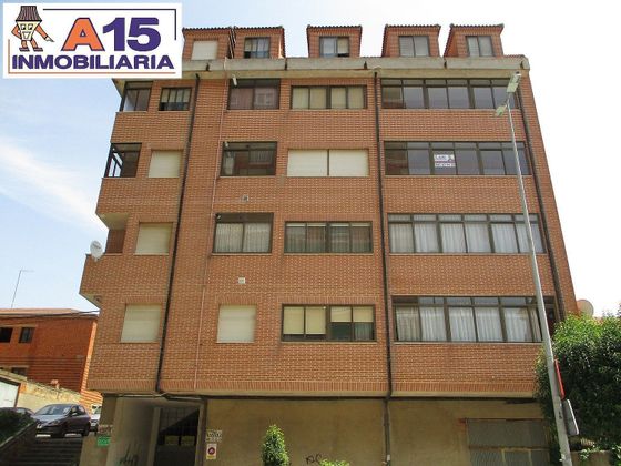 Foto 1 de Pis en venda a avenida Maragatos Benavente de 4 habitacions amb terrassa i garatge
