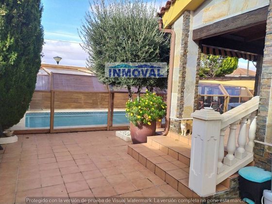 Foto 2 de Chalet en venta en Valdepeñas de 4 habitaciones con terraza y piscina