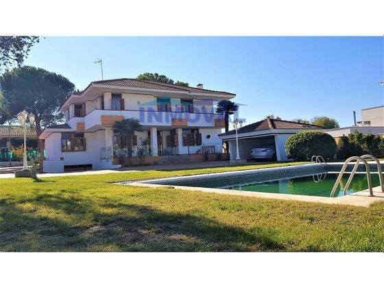 Foto 1 de Chalet en venta en Valdepeñas de 5 habitaciones con terraza y piscina