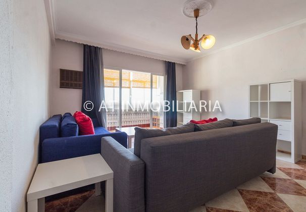 Foto 2 de Alquiler de piso en Cortadura - Zona Franca  de 1 habitación con terraza y muebles