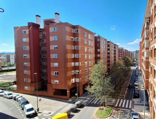 Foto 1 de Dúplex en venda a La Calzada de 3 habitacions amb terrassa i balcó