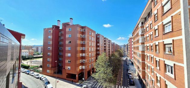 Foto 2 de Dúplex en venda a La Calzada de 3 habitacions amb terrassa i balcó