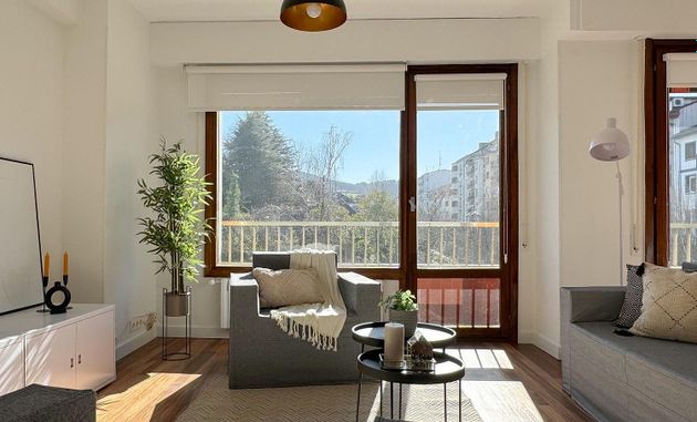 Foto 2 de Pis en venda a Centro - Mendibil - Santiago de 4 habitacions amb terrassa i balcó