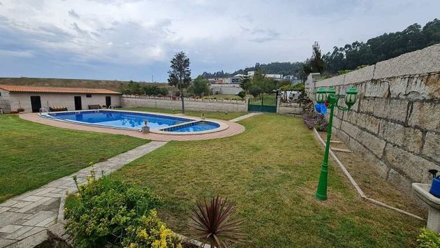 Foto 2 de Xalet en venda a Meaño de 1 habitació amb piscina i jardí