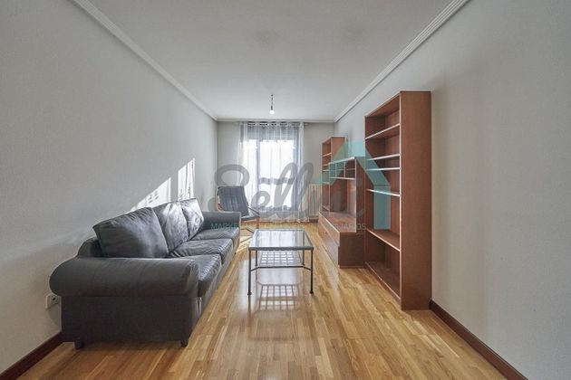 Foto 2 de Alquiler de piso en Huca - Prados de 2 habitaciones con terraza y garaje