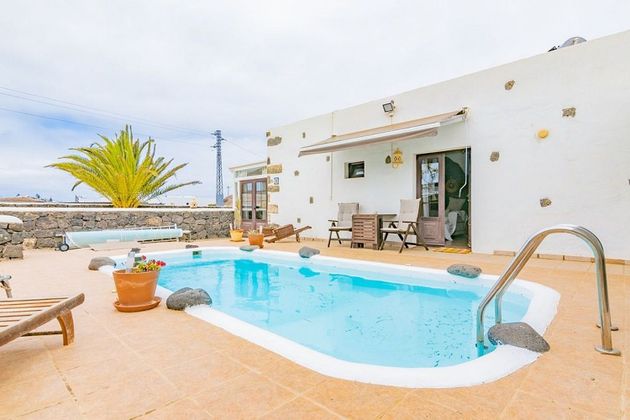 Foto 1 de Casa rural en venda a Tinajo de 4 habitacions amb terrassa i piscina