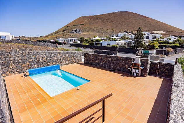 Foto 1 de Venta de chalet en Conil - Vega del Tegoyo de 4 habitaciones con terraza y piscina