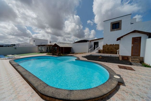 Foto 1 de Venta de chalet en Tinajo de 5 habitaciones con terraza y piscina