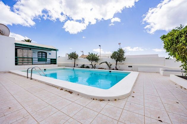 Foto 1 de Casa en venta en Puerto del Carmen de 2 habitaciones con terraza y piscina