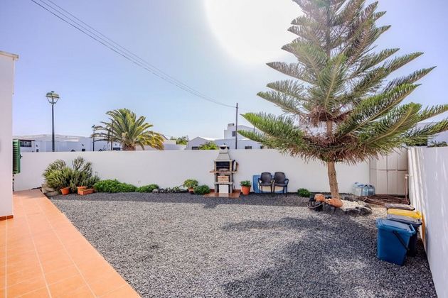 Foto 2 de Venta de chalet en Tinajo de 4 habitaciones con terraza y jardín