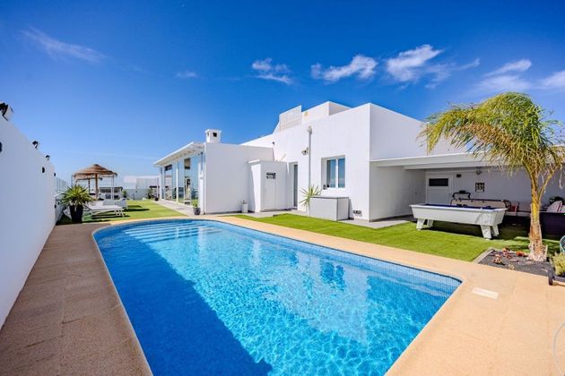 Foto 1 de Xalet en venda a Costa Teguise de 4 habitacions amb terrassa i piscina
