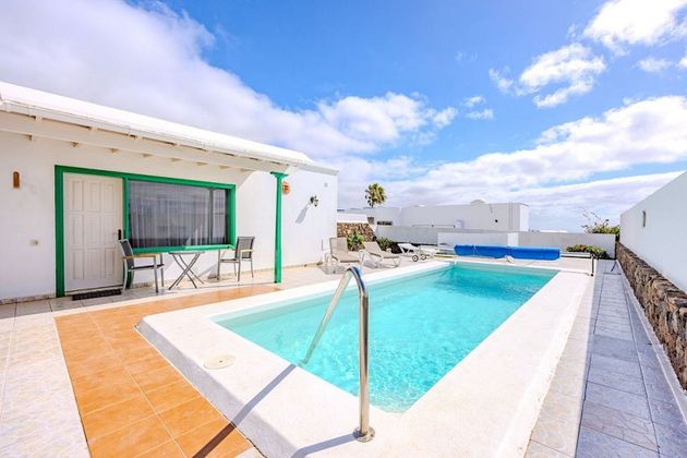 Foto 1 de Chalet en venta en Tías pueblo de 3 habitaciones con terraza y piscina