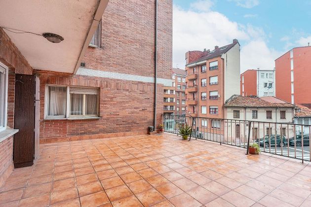 Foto 1 de Pis en venda a avenida Julián Clavería de 3 habitacions amb terrassa i calefacció