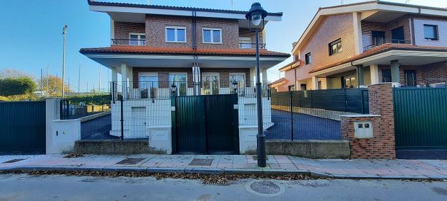 Foto 1 de Casa en venda a calle La Carbayera de 4 habitacions amb terrassa i jardí