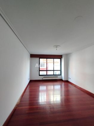 Foto 2 de Pis en venda a Praza de España de 3 habitacions amb garatge i balcó